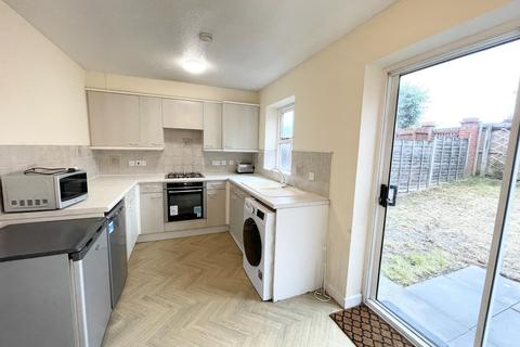 3 bedroom terraced house to rent, Greenheys Lane West, Manchester M15