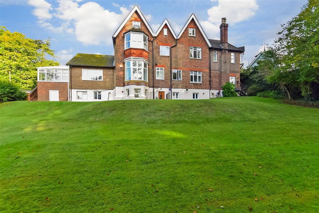 Alma Road, Reigate, Surrey 2 bed apartment for sale £295,000