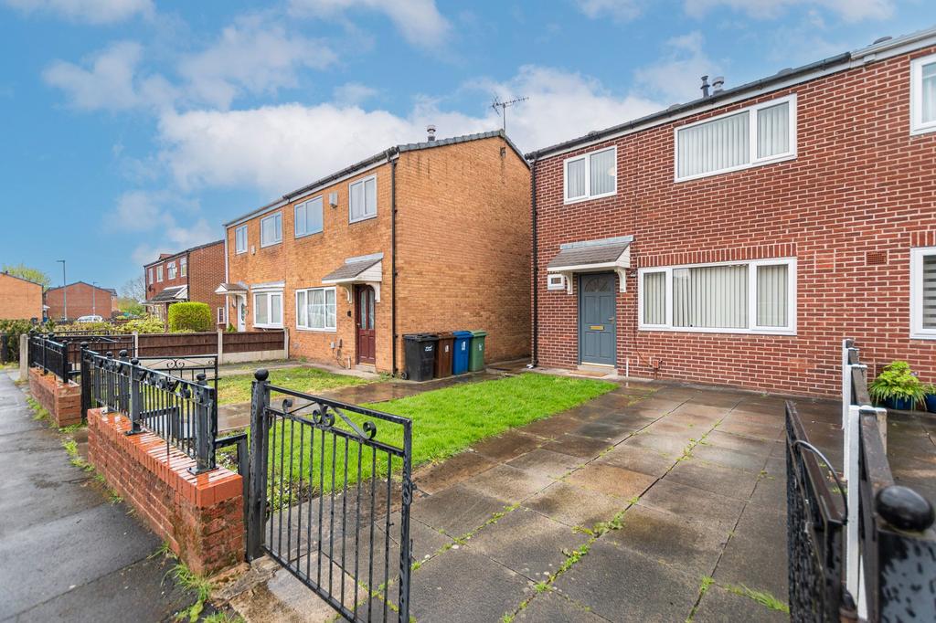 Bracken Road, Leigh WN7 3 bed semidetached house for sale £170,000