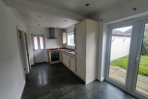 3 bedroom semi-detached house to rent, Guernsey Road, Dewsbury