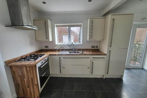 3 bedroom semi-detached house to rent, Guernsey Road, Dewsbury