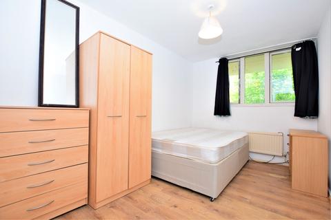 4 bedroom flat to rent, Amina Way London SE16