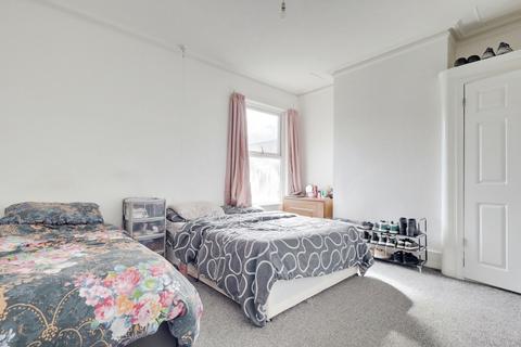 3 bedroom apartment for sale, Ceylon Road, Westcliff-on-sea, SS0