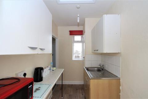 1 bedroom flat to rent, North Road, Lancing, BN15 9AB