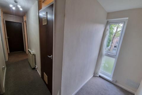2 bedroom ground floor flat to rent, Frizley Gardens, Bradford, BD9