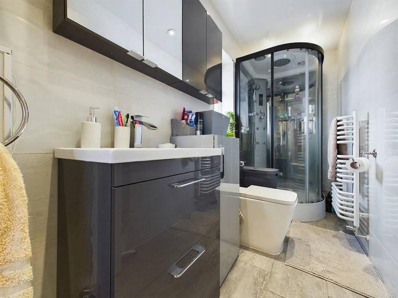 En Suite to Bedroom 1