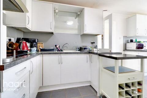 28 Hale Road, Bradenham, Thetford, IP25 7RA
