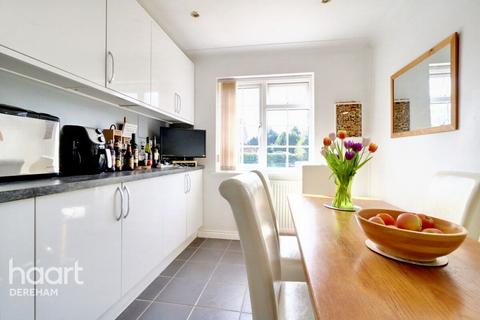 28 Hale Road, Bradenham, Thetford, IP25 7RA
