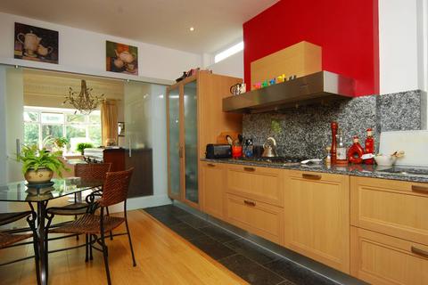 2 bedroom flat to rent, Courtfield Gardens, West Ealing, London, W13