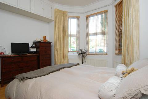 2 bedroom flat to rent, Courtfield Gardens, West Ealing, London, W13