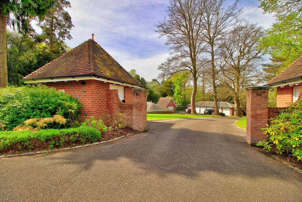 Garage & additional parking
