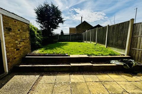 3 bedroom end of terrace house to rent, Knight Avenue, Canterbury CT2