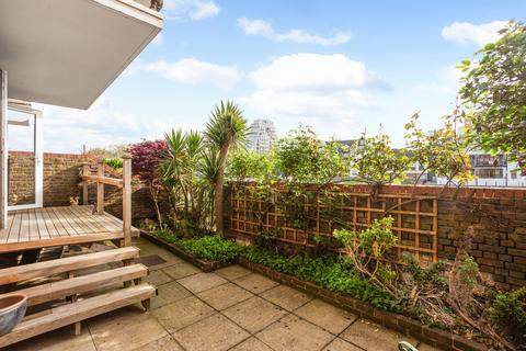2 bedroom flat for sale, Becketts Place, Hampton Wick, Kingston upon Thames KT1 KT1