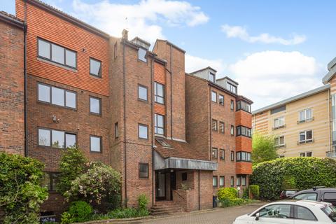 2 bedroom flat for sale, Becketts Place, Hampton Wick, Kingston upon Thames KT1 KT1