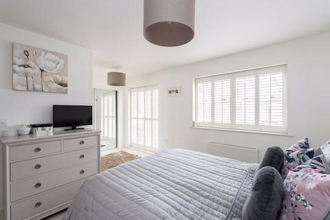 57 Westmount Close, Worcester Park, KT4 8FL