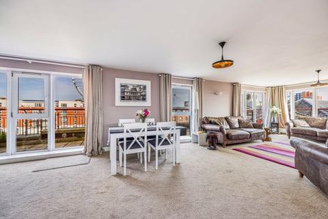 2 bedroom penthouse for sale, Arethusa House, Gunwharf Quays