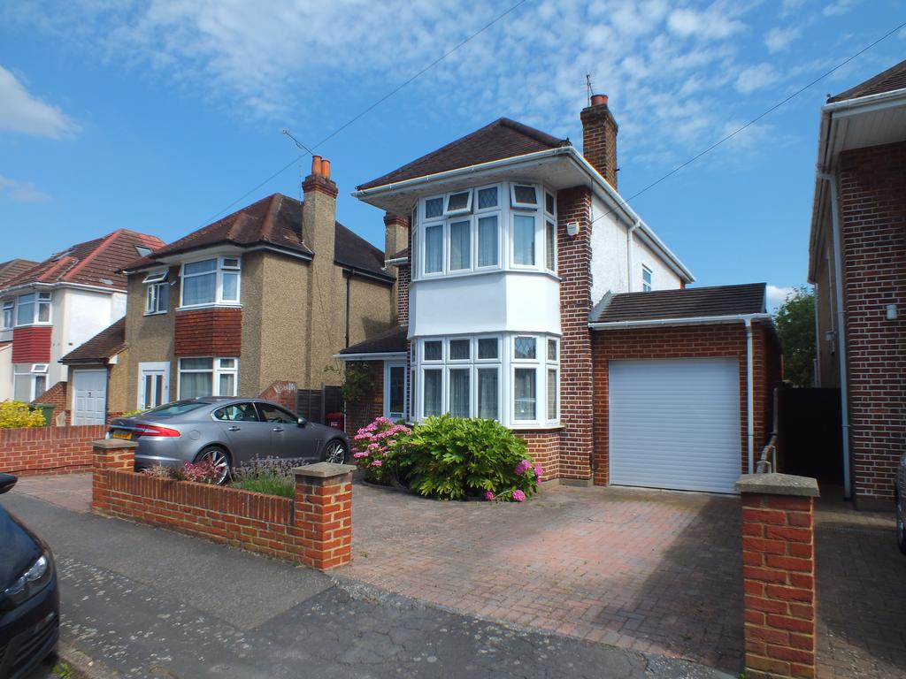 Buckland Avenue, Slough 5 bed semidetached house £2,450 pcm (£565 pw)