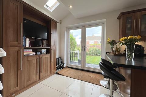 4 bedroom semi-detached house for sale, Kings Close, Chester