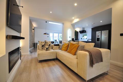 4 bedroom semi-detached house to rent, Little Heath Road, Bexleyheath DA7