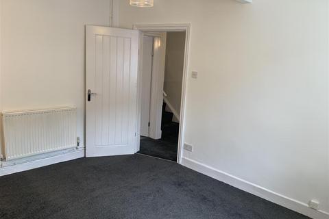2 bedroom terraced house to rent, Victoria Street, Glossop