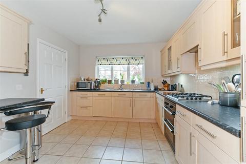 37 Caspian Close, Fishbourne, Chichester, PO18 8AY