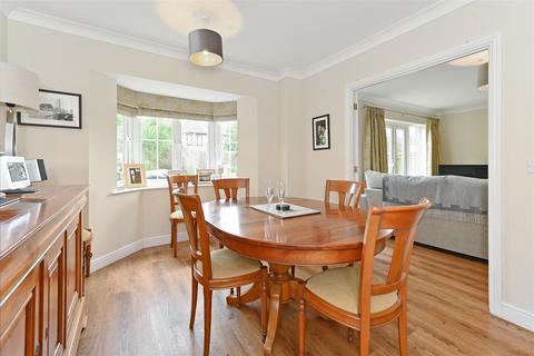 37 Caspian Close, Fishbourne, Chichester, PO18 8AY