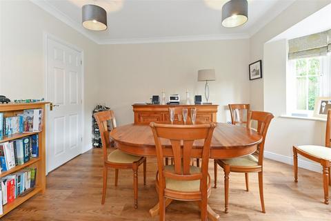 37 Caspian Close, Fishbourne, Chichester, PO18 8AY