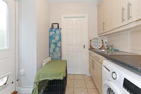 37 Caspian Close, Fishbourne, Chichester, PO18 8AY