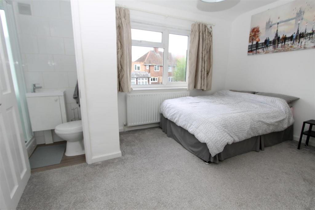 Bedroom 1 ensuite.jpg
