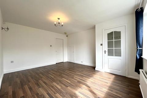3 bedroom semi-detached house to rent, Briar Close, Sale