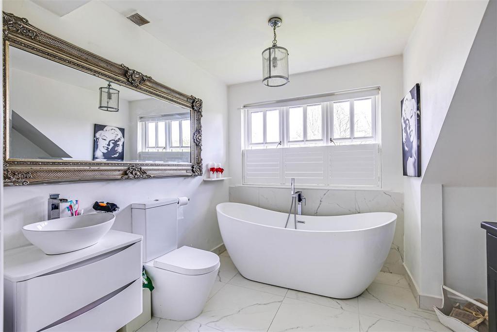 30 En Suite Bathroom.jpg