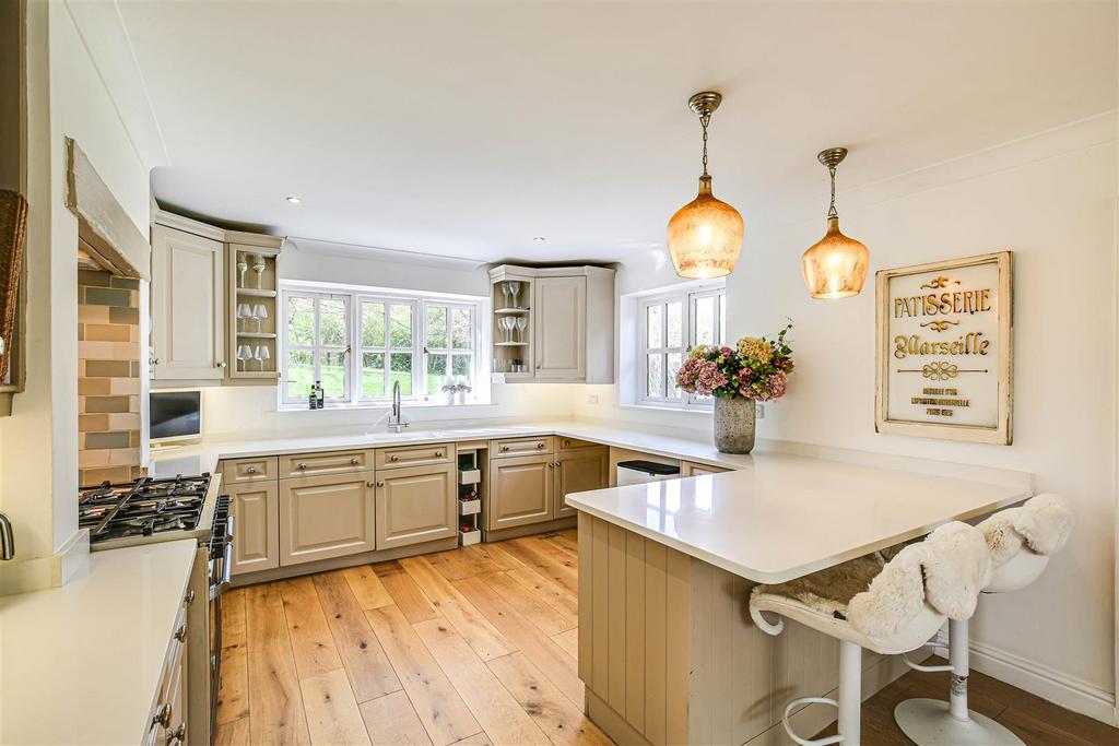 16 Kitchen.jpg