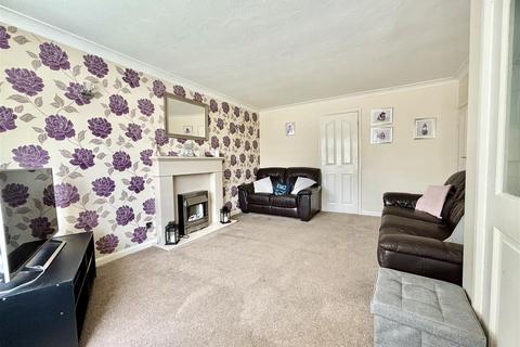 3 bedroom semi-detached house for sale, Leeds Road, Kippax, Leeds