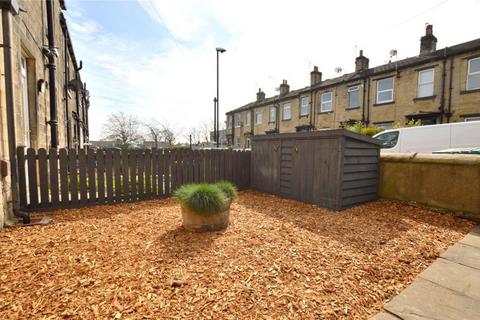 2 bedroom end of terrace house to rent, Poplar Square, Farsley