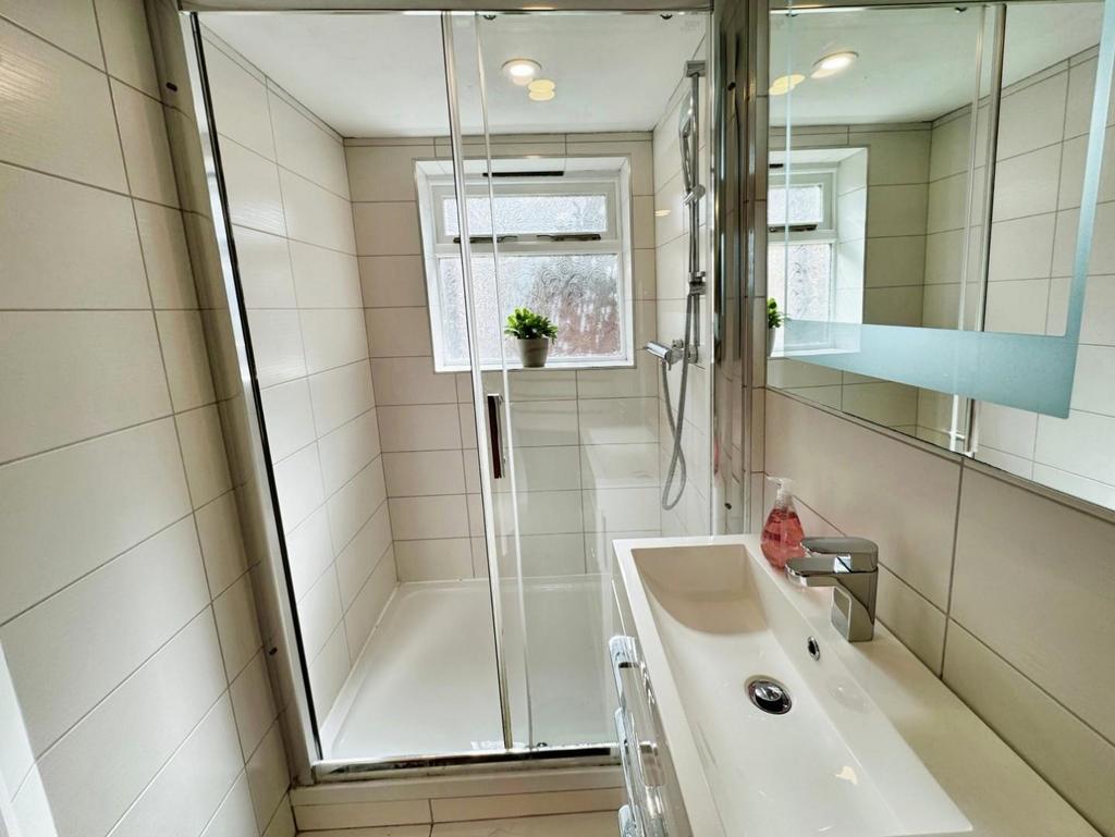 A06e4e61-Shower.jpg