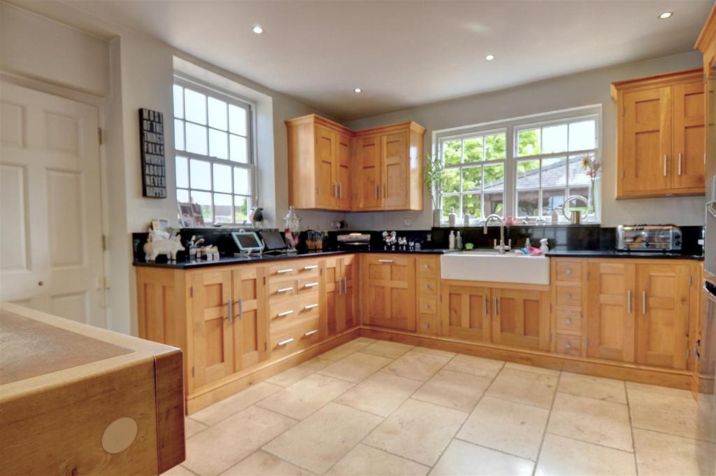 Kitchen 2.jpg