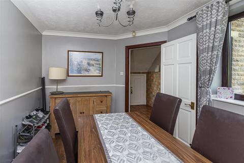 16 Dodlee Lane, Huddersfield, HD3 4TZ