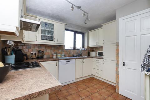 16 Dodlee Lane, Huddersfield, HD3 4TZ