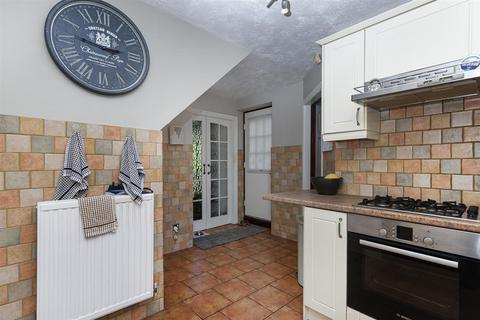 16 Dodlee Lane, Huddersfield, HD3 4TZ