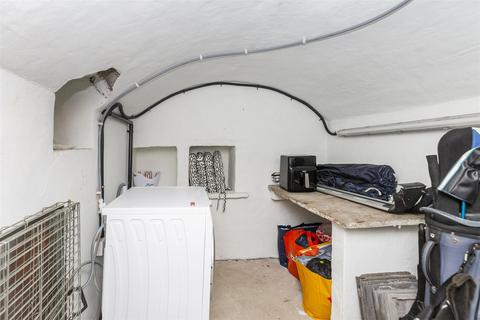 2 Field Top, Brighouse, HD6 4EQ