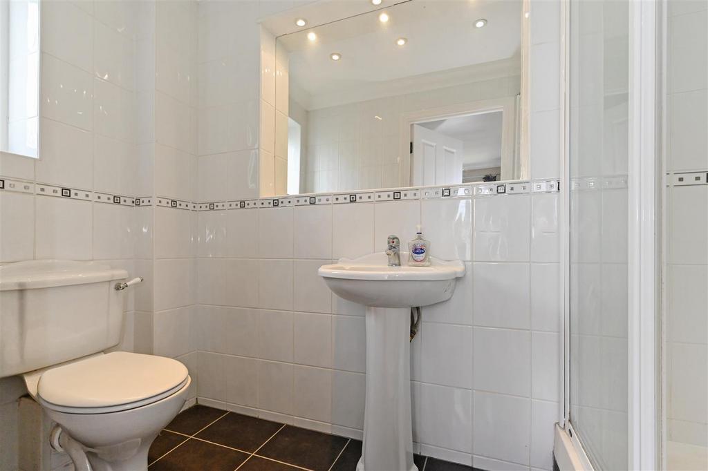 En Suite to Bedroom 3