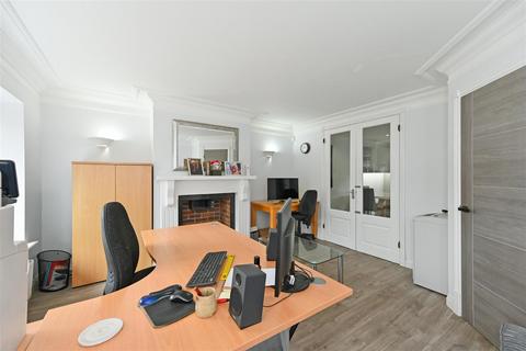 27 Belle Meade Close, Woodgate, Chichester, PO20 3YD