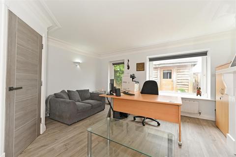 27 Belle Meade Close, Woodgate, Chichester, PO20 3YD