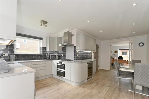 27 Belle Meade Close, Woodgate, Chichester, PO20 3YD