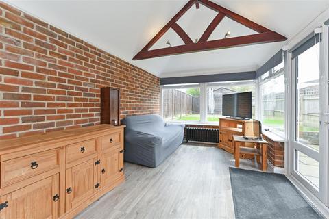 27 Belle Meade Close, Woodgate, Chichester, PO20 3YD