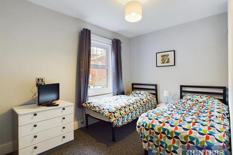 3 bedroom flat to rent, West Street, Scarborough, YO11 2QR