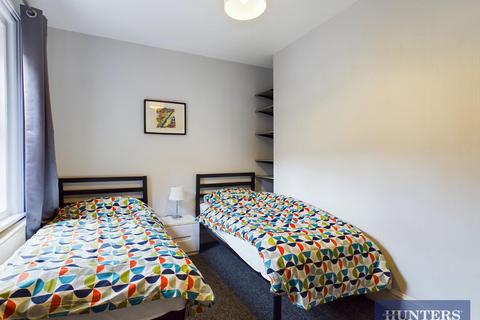3 bedroom flat to rent, West Street, Scarborough, YO11 2QR