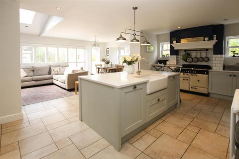 4 bedroom semi-detached house for sale, Middle Road, Ingrave, Brentwood