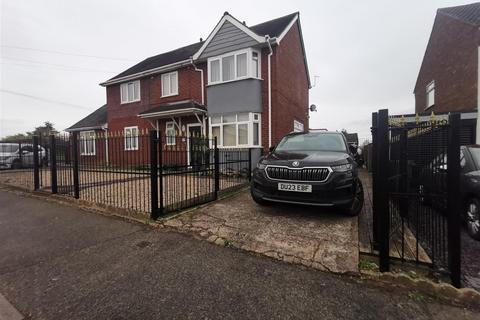 5 bedroom detached house to rent, Lansbury Drive, Cannock