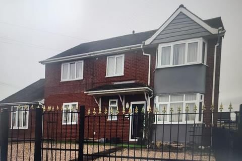 5 bedroom detached house to rent, Lansbury Drive, Cannock